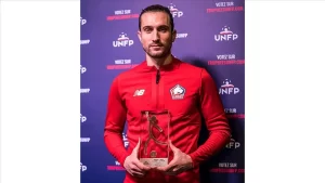 Fransa Birinci Futbol Ligi'nde aralık ayının futbolcusu seçilen Yusuf Yazıcı'ya