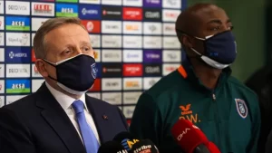 İstanbul Başakşehir Futbol Kulübü Başkanı Göksel Gümüşdağ, İstanbul Havalimanı'nda basın