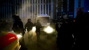 Almanya'nın bazı kentlerinde hükümetin uyguladığı yeni tip koronavirüs (Kovid-19) önlemleri