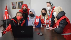 Gönüllüler, yıl boyunca çekmiş olduğu fotoğraflar hakkında bilgi alarak beğendikleri