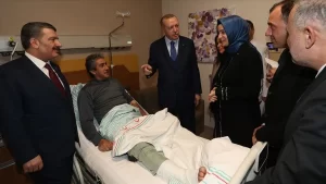 Türkiye Cumhurbaşkanı Recep Tayyip Erdoğan, Elazığ'daki depremde yaralananları hastanede ziyaret