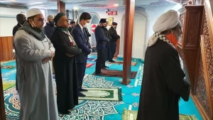 Güney Afrika'nın Cape Town şehrindeki Nur'ul Hamidiye Camisi'nde kılınan namaza