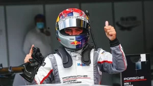 Türkiye'nin başarılı motor sporları pilotlarından Red Bull sporcusu Ayhancan Güven,