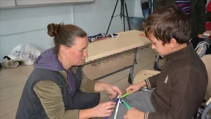 Ayvalık ilçesinde yaşayan Sandy Tuncel ile 15 Eylül Ortaokulu öğrencileri,
