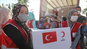 Türk Kızılaydan yapılan açıklamaya göre, İzmir'de birçok evin yıkılmasına yol