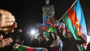 Azerbaycanlılar, Cumhurbaşkanı İlham Aliyev'in ulusa sesleniş konuşmasında, Rusya'nın arabuluculuğunda yapılan