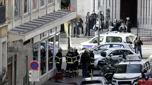 Fransız yetkililer, Nice'teki Notre Dame Kilisesi yakınlarında bıçaklı saldırı gerçekleştirildiğini
