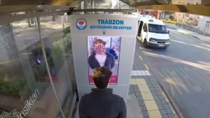 Trabzon Büyükşehir Belediyesinin, otobüs duraklarına yerleştirdiği yapay zeka tabanlı dijital