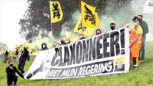 Aşırı sağcı Vlaams Belang partisinin destekçileri, kurulması beklenen liberal, sosyalist,
