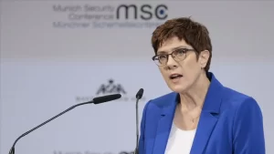 Almanya Savunma Bakanı Annegret Kramp Karrenbauer, savunma politikaları üzerine video