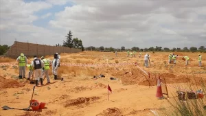 Libyalı kadınlar, Birleşmiş Milletlerin (BM) Trablus Temsilciliği önünde bir araya