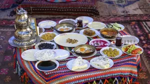 Bölgedeki yaylalarda yetişen bitkilerle yapılan "otlu peynir", un, tereyağı ve