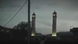 Sosyal medyada paylaşılan görüntülerde, tarihi caminin minarelerinden ışıklar saçılıyor ve
