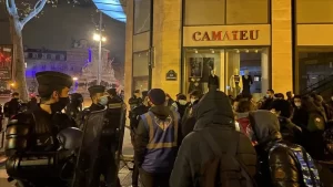 Fransa İçişleri Bakanı Gerald Darmanin, başkent Paris'in göbeğinde dün gece