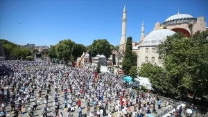 Ayasofya-i Kebir Cami-i Şerifi'nde cuma namazı kılınması, Yunanistan’da tepkiyle karşılandı.