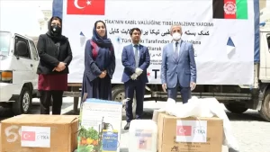 Salgın nedeniyle sosyal mesafe kuralının uygulandığı ve açık alanda yapılan