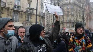 Başkent Paris başta olmak üzere ülkenin birçok kentinde organize edilen