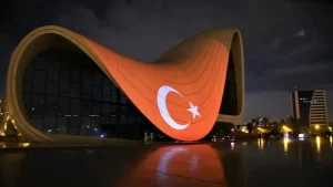 29 Ekim Cumhuriyet Bayramı dolayısıyla Türk bayrağı yansıtılan Bakü Olimpik