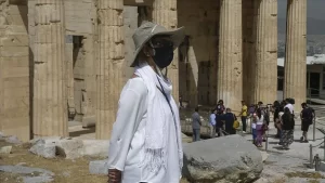 Yunanistan'da maske takma zorunluluğunun kapsamına kapalı alanların yanı sıra gemi