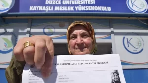 Düzce'nin Kaynaşlı ilçesinde ilkokulu bitirdikten sonra ailevi nedenlerle eğitim hayatını