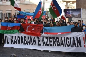 Başkent Roma'da Temsilciler Meclisi önündeki Montecitorio Meydanı'nda bir araya gelen