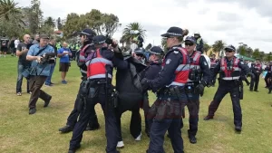 MELBOURNE   Melbourne'de göçmen karşıtları ve destekçilerinin karşılıklı düzenlediği protestoda