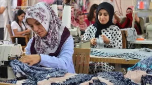 Şanlıurfa'da valilik desteğiyle tekstil atölyesi açan bir grup engelli, tasarladıkları