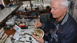 Bolu'da baba mesleği saatçiliği 70 yıldır sürdüren 81 yaşındaki Selahattin