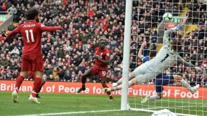     İngiltere liginde zirve mücadelesi veren kulüplerden Liverpool, Chelsea'yi