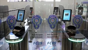 İstanbul Havalimanı'nda yolcuların yüz tanıma ve parmak izi kontrollerinin ardından