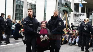 Almanya'nın başkenti Berlin'de "Yokoluş İsyanı (Extinction Rebellion)" adlı çevreci grubun
