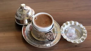 Türk kahvesini sanatla buluşturarak tanıtmayı amaçlayan Gezici Türk Kahvesi Evi