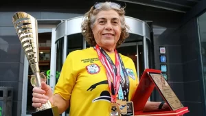 Eskişehir'de yaşayan 4 çocuk, 6 torun sahibi Kezban Yeşer, diz