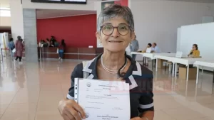 Edirne'de 67 yaşındaki emekli çocuk doktoru, "öğrenmenin yaşı yok" diyerek