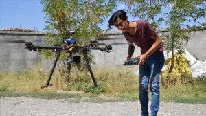 Hakkari'nin Yüksekova ilçesinde yaşayan Bedran Tüner, hurda malzemeler kullanarak 4