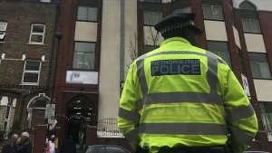 London   İngiltere'nin Newcastle kentindeki saldırıda, okul binasının pencereleri kırılırken,