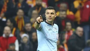 Istanbul   Hakem Ümit Öztürk ve yardımcı hakem Ceyhun Sesigüzel,