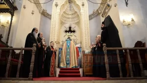 Mardin Deyrülzaferan Manastırı'nda düzenlenen ayinde Türkiye’deki azınlık cemaatlerinin temsilcileri, Barış