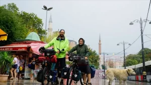 Bisikletle dünya turu yapmak için aralıklarla 22 yıldır seyahat eden