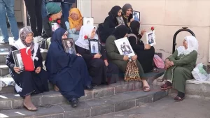 Çocuklarının dağa kaçırılmasından HDP'yi sorumlu tutarak Diyarbakır İl Başkanlığı önünde