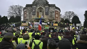   Fransa'da hükümet karşıtı sarı yelekliler, başkent Paris ve Bourges'da