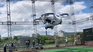 Japonya'da geliştirilen uçan otomobilin prototipi ile deneme uçuşu yapıldı.