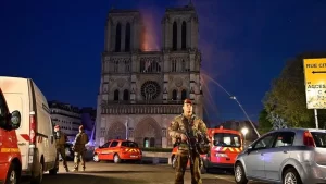   Fransa'nın başkenti Paris'te tarihi Notre Dame Katedrali'nde çıkan yangına