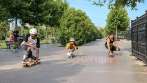 Son yıllarda gençler arasında yaygınlaşan longboard, denizdeki sörf heyecanını karaya