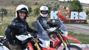 Dünyayı keşfetme hayaliyle işinden istifa ederek sırt çantasıyla yollara düşen