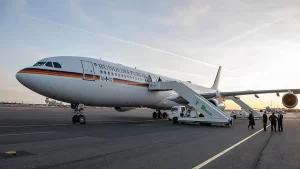 BERLİN Merkel'in uçağı acil iniş yaptı   G20 Zirvesi'ne katılmak