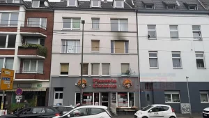 Düsseldorf itfaiyesinden yapılan açıklamada, Erkrather Caddesi'nde, çoğunlukla Arap ve Türk