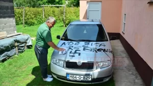 Bosna Hersek'in orta kesimlerindeki Gornji Vakuf'ta, bazı Boşnakların evlerinin duvarları