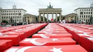 Almanya'da şehitlerin isimlerinin bulunduğu Türk bayrağına sarılı 251 tabut, Berlin'in