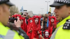   Çevreci kampanya grubu Extinction Rebellion’ın Londra'nın merkezi yerlerinde gerçekleştirdiği